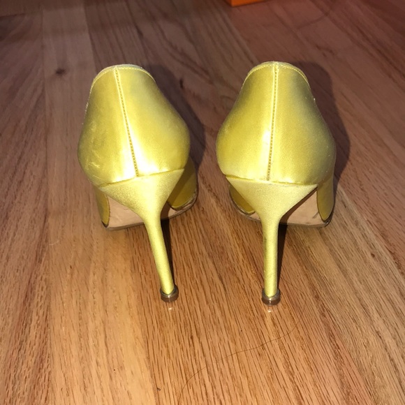 Classic Manolo Blahnik Yellow Hangisi Satin Pump 6 - Picture 4 of 6